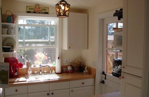 Baywood Park Cottage | Exquisite Cottage, Private Gardens, Walk To Bay