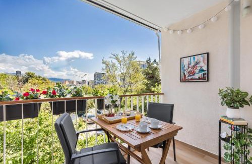 Split Apartment | Exquisite Couples Delight with free bikes & parking