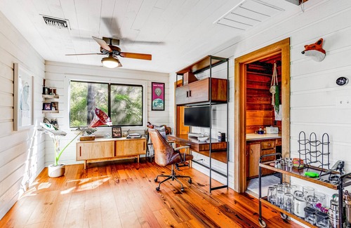 Lost Creek House | Exquisite home with pool, central AC, fast WiFi, balcony, deck, & washer/dryer