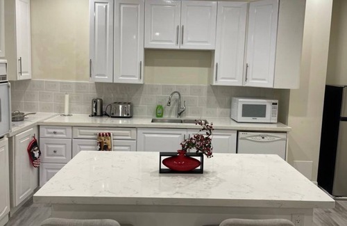 Bowmanville Apartment | Exquisite Lavish Apartment with 2 Queen Beds