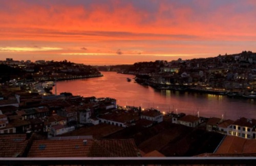 Vila Nova de Gaia Apartment | Exquisite Luxury Residence Overlooking the Douro River in Portonn