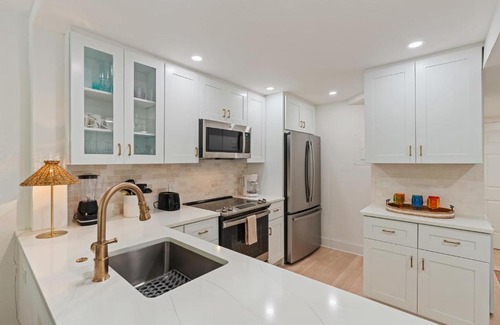 Park Shore House | Exquisite Luxury First Floor Condo - Easy Walk to Amenities