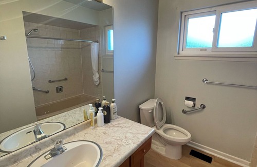 The Peanut House | Exquisite residence features! minutes to transit, huge backyards