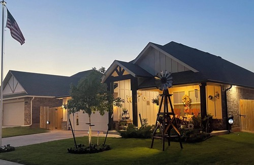Wheatland House | Exquisite Rustic & Serene Lovely Home! Close to Yukon, Mustang, and Airport