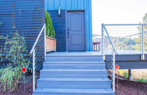 Oregon City House | Exquisite Shipping Container-Style Cottage with Valley Views