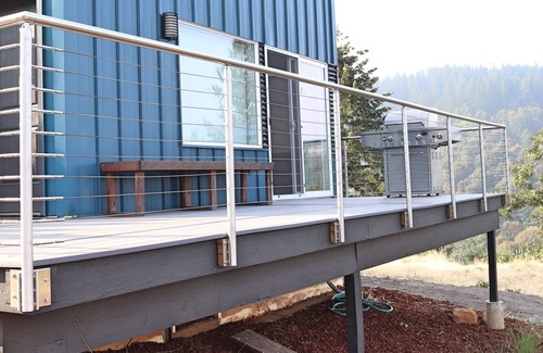 Oregon City House | Exquisite Shipping Container-Style Cottage with Valley Views