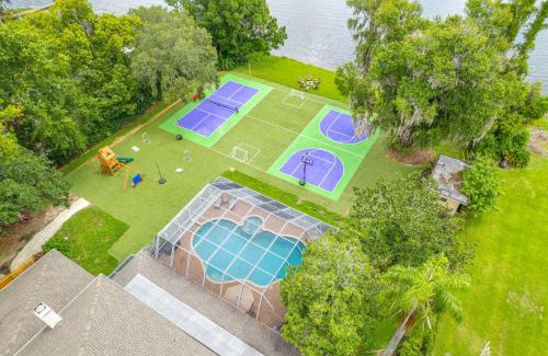 Lake Magdalene House | Exquisite Villa with POOLGAMES- 18 Guests