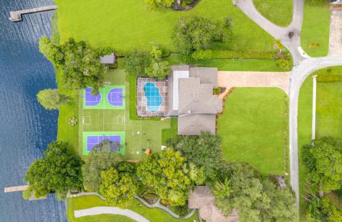 Lake Magdalene House | Exquisite Villa with POOLGAMES- 18 Guests