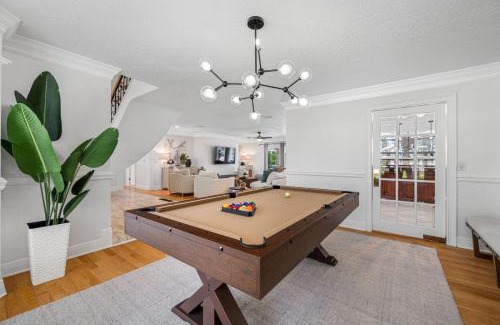 Lake Magdalene House | Exquisite Villa with POOLGAMES- 18 Guests
