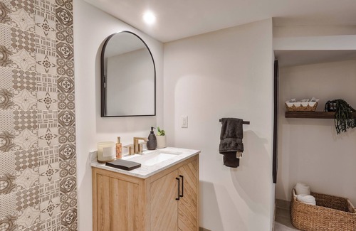 The Junction Hotel | Exquisite Vintage Hotel - Steps to Downtown