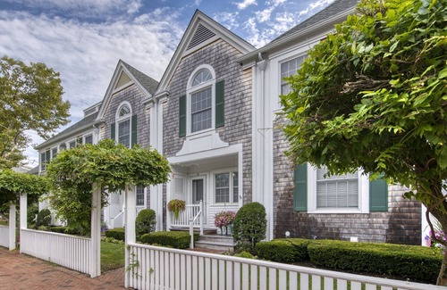 Greenport House | Exquisite Waterfront Townhome in Greenport with Pool and Boat Slip. Walk to all!