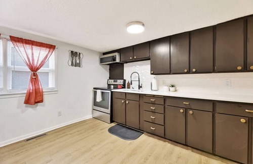 Wichita House | ~Extended Stay 2BD/1Bath- 5 min to Wesley!~