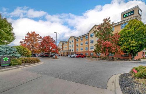 Crosswoods Hotel | Extended Stay America Select Suites - Columbus - Worthington
