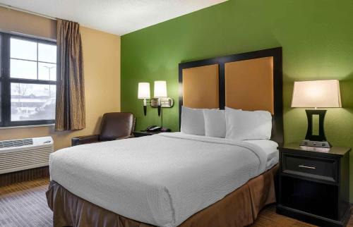 Roseville Hotel | Extended Stay America Select Suites - Detroit - Roseville