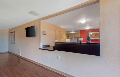 Rockford Hotel | Extended Stay America Select Suites - Rockford - State Street