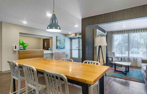 Temple Terrace Hotel | Extended Stay America Select Suites - Tampa - Northeast