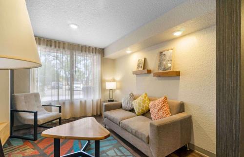 Temple Terrace Hotel | Extended Stay America Select Suites - Tampa - Northeast