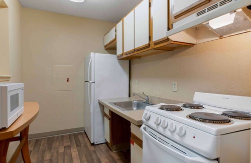 Warren Hotel | Extended Stay America Select Suites Detroit Warren
