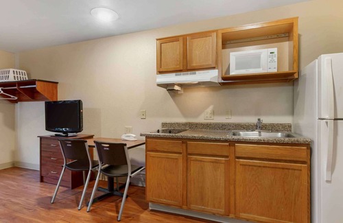 South Kansas City Hotel | Extended Stay America Select Suites - Kansas City - South - I-49