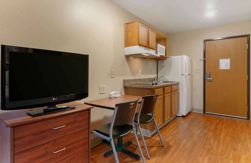South Kansas City Hotel | Extended Stay America Select Suites - Kansas City - South - I-49