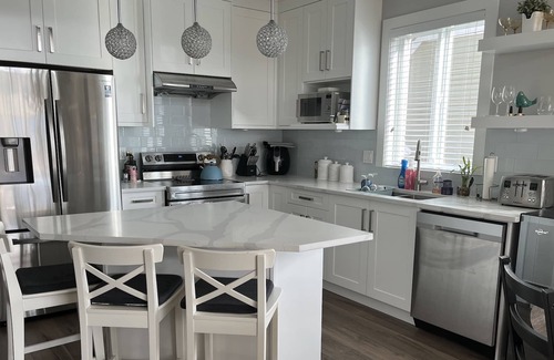 Agassiz House | Extended Stay in Modern Home W/Hot Tub