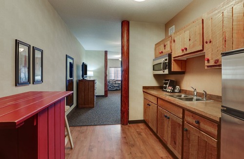 Sioux City Hotel | Extended Stay King Suite, Stoney Creek, Kitchen, Living Room, Balcony