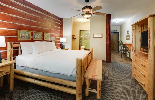 Johnston Hotel | Extended Stay King Suite Cottage, Stoney Creek Johnston, Free Hot Breakfast