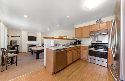 Romeoville House | Extended Stay Romeoville FHS Rental