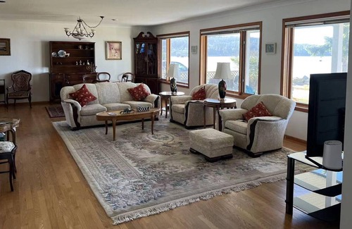 Downtown House | Extraordinary Downtown Sechelt Waterfront Esplanade Home