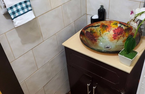 Flatlands House | Extremely Spacious and Beautiful, sleeps 7 people, 5 minutes from everything!