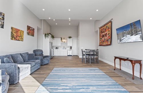 Northridge Apartment | Eyefull Tower Orem, Amazing Views, Sleeps 13, Private Deck and BBQ