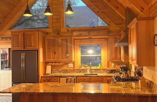 Florence House | F1 Ready Scenic Getaway in Hill Country - Amazing Views, Privacy, and Pool