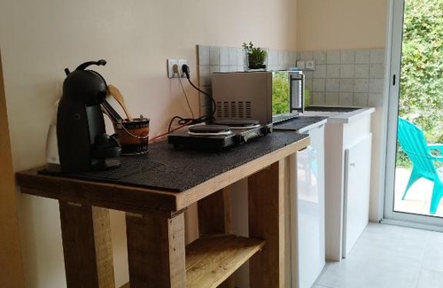 Saint-Gervais House | F2 privatif avec chambre et salle de bain privées et séparées chez l habitant nous aimons l appeler le Studio, mais il s agit d' un petit F2 avec chambre séparée ainsi que la salle de bain et les toilettes, il y a une petite terrasse privée