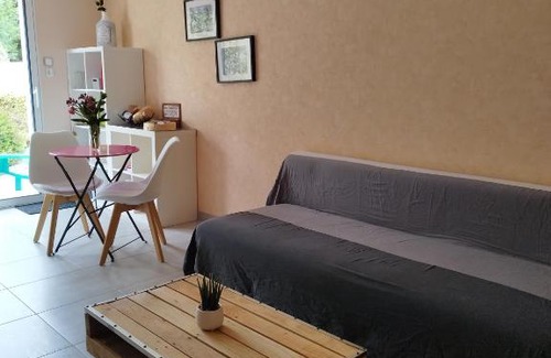 Saint-Gervais House | F2 privatif avec chambre et salle de bain privées et séparées chez l habitant nous aimons l appeler le Studio, mais il s agit d' un petit F2 avec chambre séparée ainsi que la salle de bain et les toilettes, il y a une petite terrasse privée