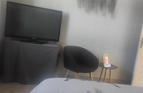 Saint-Gervais House | F2 privatif avec chambre et salle de bain privées et séparées chez l habitant nous aimons l appeler le Studio, mais il s agit d' un petit F2 avec chambre séparée ainsi que la salle de bain et les toilettes, il y a une petite terrasse privée
