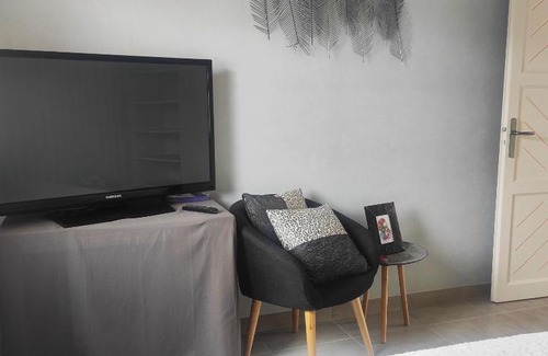 Saint-Gervais House | F2 privatif avec chambre et salle de bain privées et séparées chez l habitant nous aimons l appeler le Studio, mais il s agit d' un petit F2 avec chambre séparée ainsi que la salle de bain et les toilettes, il y a une petite terrasse privée