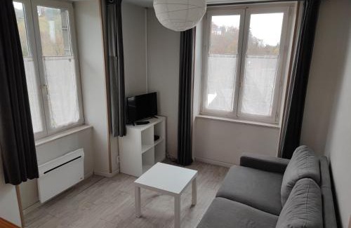 Besse-en-Chandesse Apartment | F3, 3 pers - proche centre historique