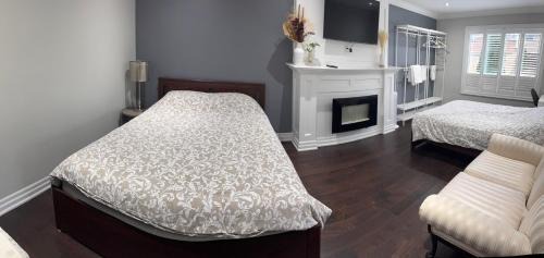 Mississauga House | F3 Spacious room with 2 queen beds and TV