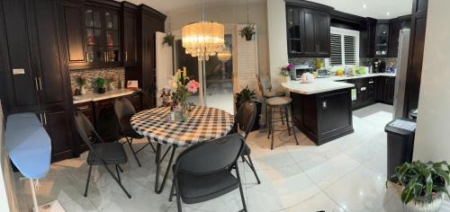 Mississauga House | F3 Spacious room with 2 queen beds and TV