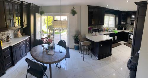 Mississauga House | F3 Spacious room with 2 queen beds and TV