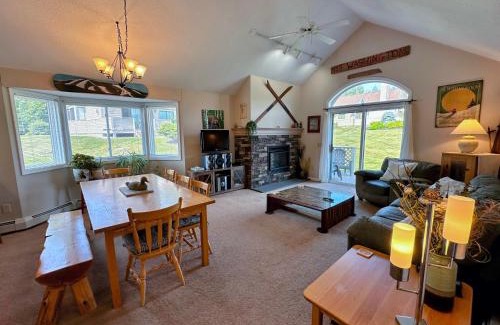 Bretton Woods Villa | F4 Warm Fairway Village Townhome mountain views and large lawn So much to do