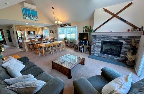 Bretton Woods Villa | F4 Warm Fairway Village Townhome mountain views and large lawn So much to do