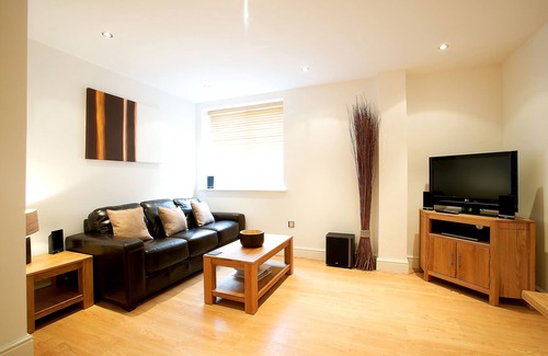 Newbury Apartment | Fab 1B Town Centre apartment - Old Library Newbury