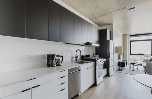 Near West Side Apartment | Fab West Loop Studio w/Pool, Spa, Gym, W/D & Lounge, by Blueground