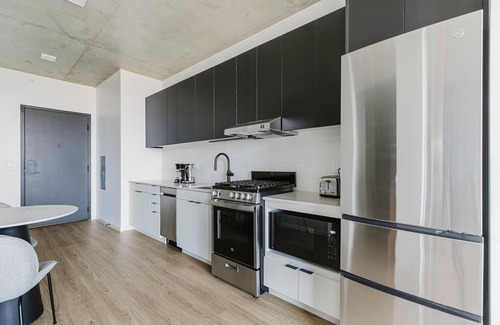 Near West Side Apartment | Fab West Loop Studio w/Pool, Spa, Gym, W/D & Lounge, by Blueground