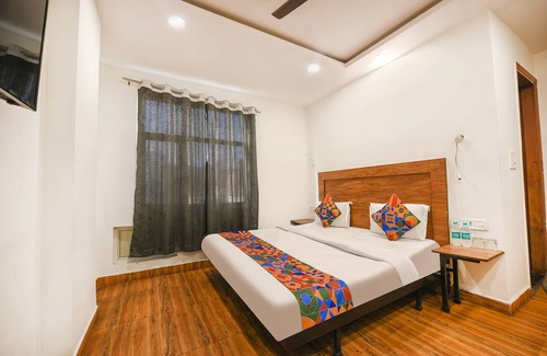 Delhi Hotel | FabExpress Santosh Residency