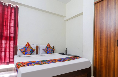 Manikonda Hotel | Fabexpress Town Home