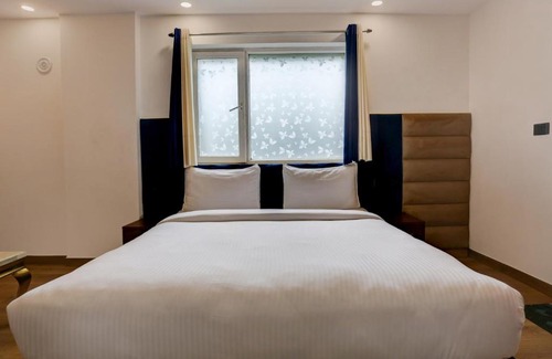 Kalkaji Hotel | FabHotel Golden Dream