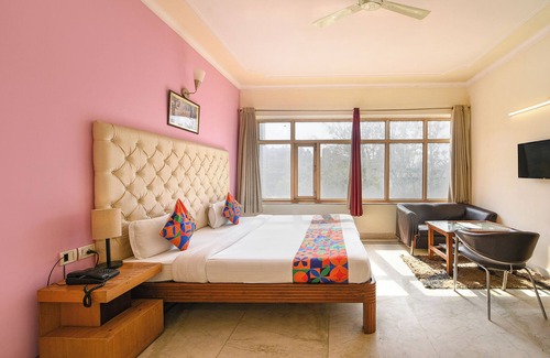 Old Gurgaon Hotel | Fabhotel Gracious Inn