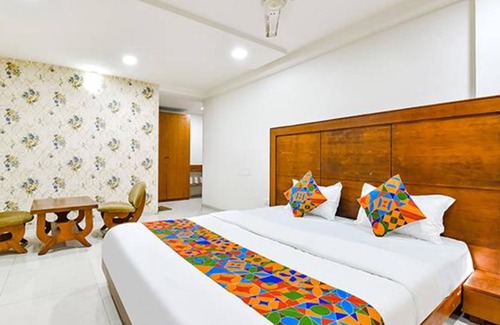 Sayajiganj Hotel | Fabhotel Jal Sagar